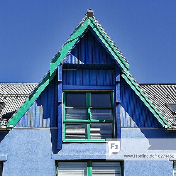 Giebel eines Wohnhauses  blau und grün gestrichen  moderne Architektur  blauer Himmel  Sortland  Langøya  Vesterålen  Nordland  Norwegen  Europa