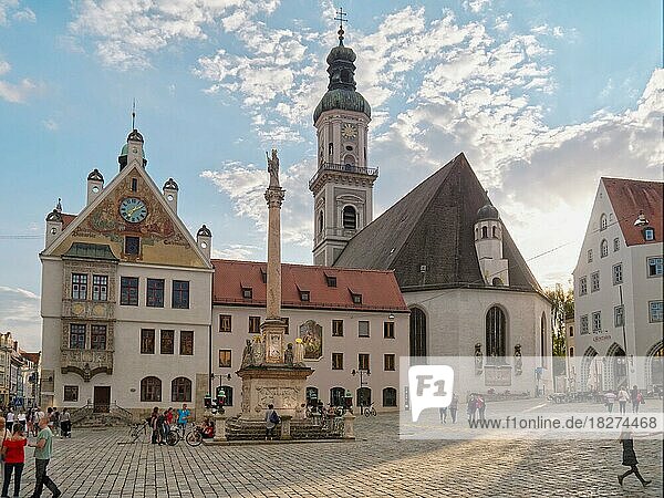FREISING  DEUTSCHLAND: Die Mariensäule auf dem Stadtplatz mit Rathaus und St.-Georgs-Kirche in Freising  Deutschland  Europa