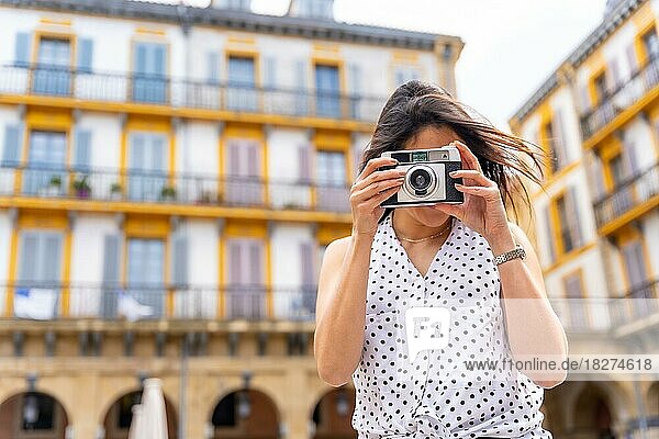 Tourist Frau genießt den Besuch der Stadt Blick auf Reise-Fotos  genießen Sommerurlaub  weibliche Reisende und digitale Inhalte Creator Konzept