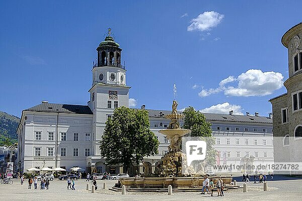Residenzbrunnen  Residenzplatz  mit Glockenturm  Altstadt  Salzburg  Salzburger Land  Österreich  Europa