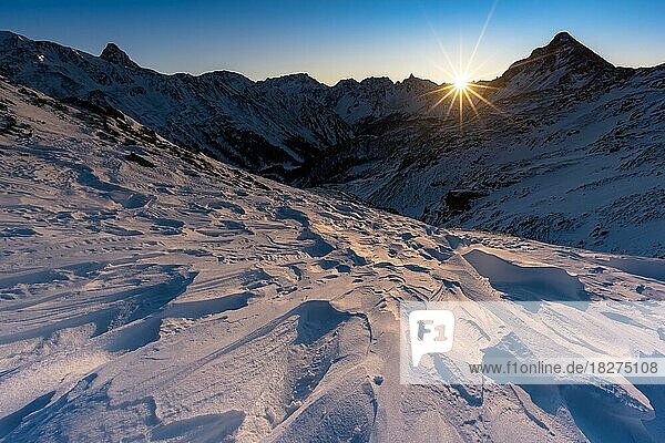Winterlandschaft in den Bündner Bergen zum Sonnenaufgang  Kanton Graubünden  Schweiz  Europa