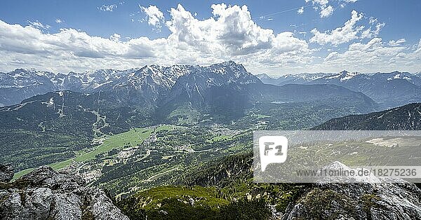 Bergpanorama  Gipfel der Kramerspitz  hinten Zugspitze  Bayern  Deutschland  Europa