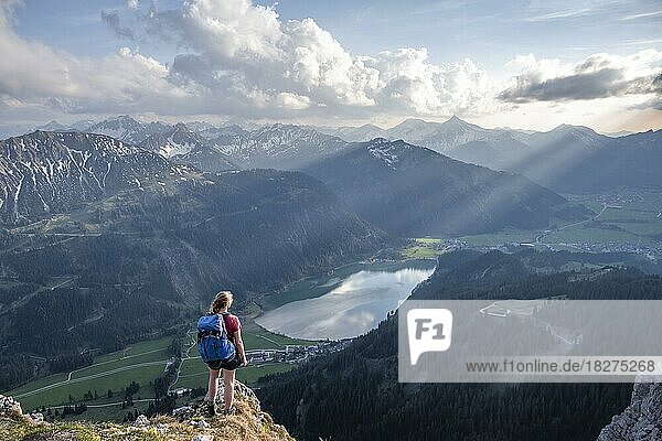 Abendstimmung  Haldensee  Wanderin am Gipfel der Rote Flüh  Tannheimer Bergen  Allgäuer Alpen  Tirol  Österreich  Europa