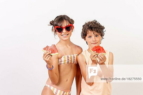 Kinder genießen den Sommer mit dem Essen einer Wassermelone  Schulferien Konzept. Weißer Hintergrund