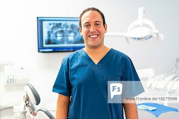 Zahnklinik  Porträt einer kaukasischen Zahnärztin  die an ihrem Arbeitsplatz lächelt. Klinikbesitzerin