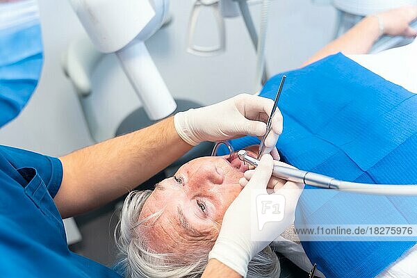 Zahnklinik  ältere Frau beim Zahnarzt mit dem Arzt bei der Prothesenuntersuchung