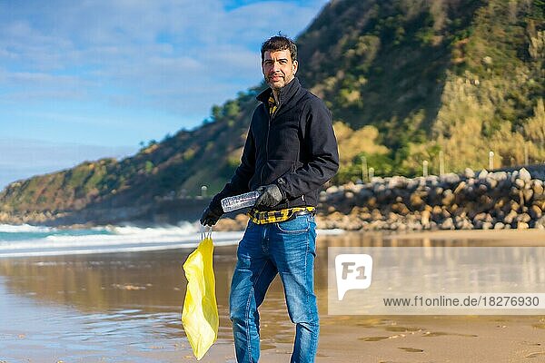 Porträt eines Freiwilligen  der Müll und Plastik am Strand sammelt. Ökologie Konzept  Meeresverschmutzung