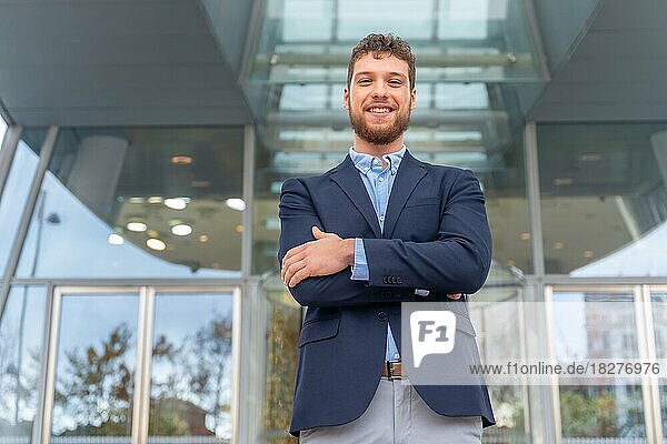 Porträt Geschäftsmann CEO eines Unternehmens an Glas Büro Eingang  Finanzen Konzept