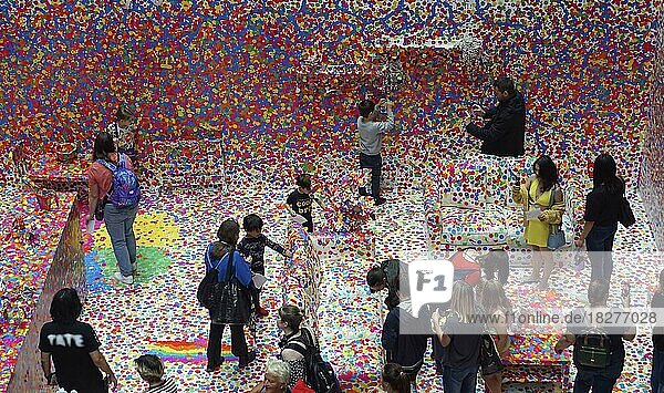 Kunstprojekt mit Aufklebern  Obliteration Room oder Raum der Auslöschung von Yayoi Kusama  Tate Modern Kunstmuseum  London  England  Großbritannien  Europa