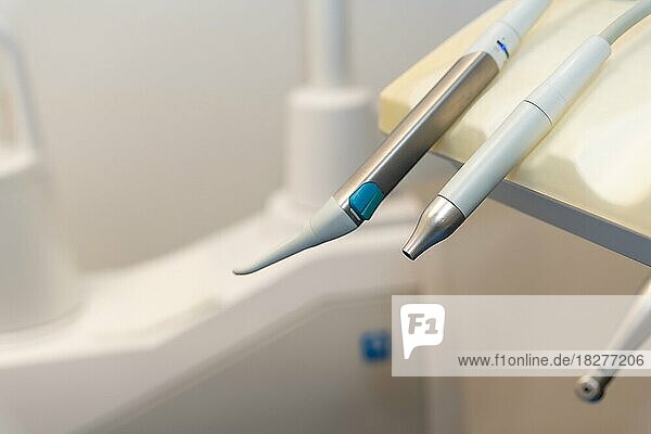 Werkzeuge  die von Ärzten in einer modernen Zahnklinik neben dem Operationsstuhl verwendet werden