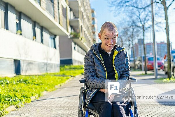 Eine behinderte Person  die Spaß daran hat  im Rollstuhl auf der Straße zu laufen  Rehabilitation