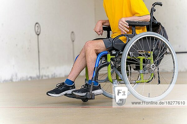 Detail einer behinderten Person im Rollstuhl bei einem baskischen Pelota-Spiel fronton