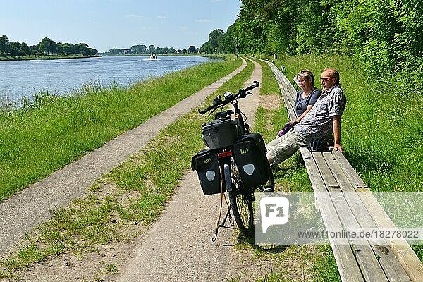 Paar sitzt auf der längsten Bank der Welt am Nord-Ostsee-Kanal  Rendsburg  Deutschland  Europa