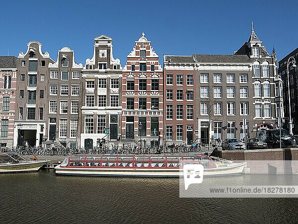 Historische Handelshäuser an der Herengracht in der Altstadt und Touristenboot  Amsterdam  Noord-Holland  Holland  Niederlande  Europa