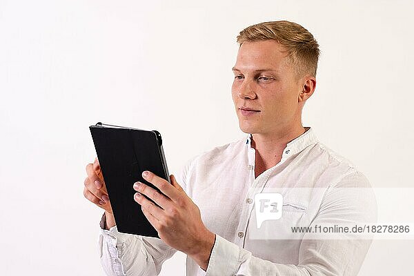 Kaukasischer Geschäftsmann mit einem Tablet arbeiten Blick auf E-Mail auf einem weißen Hintergrund