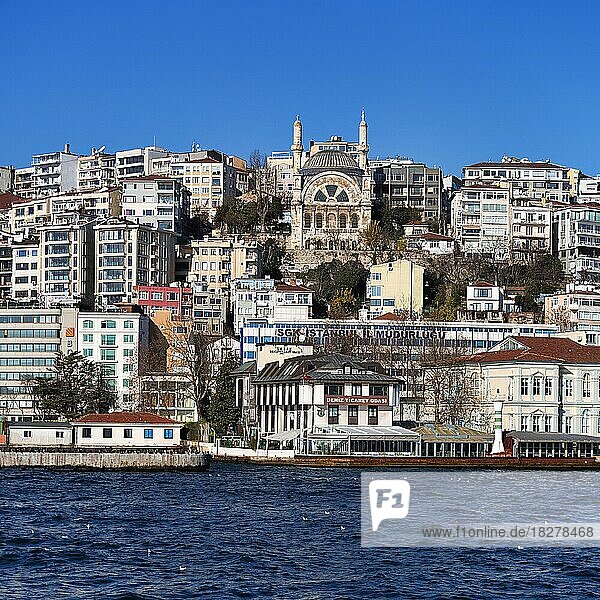 Wohnhäuser und Cihangir Moschee am Hang  mit Blick auf den Bosporus  Stadtteil Beyoglu  Istanbul  Türkei  Asien