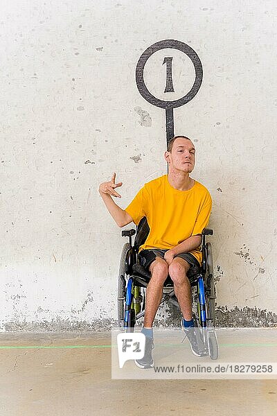 Eine behinderte Person im Rollstuhl bei einem baskischen Pelota-Spiel in Fronton hat Spaß