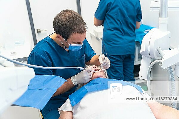 Zahnklinik  ältere Frau beim Zahnarzt mit Arzt zur Routineuntersuchung des Gebisses