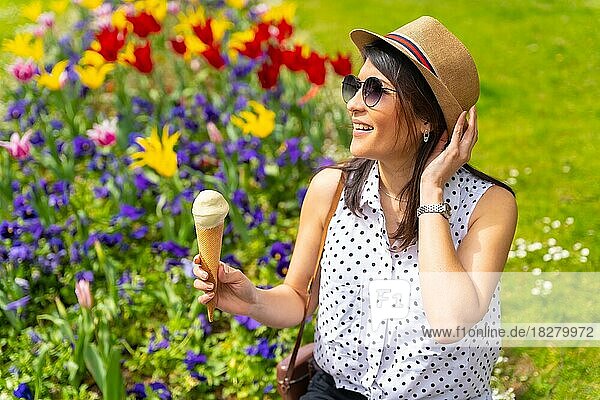 Tourist Frau genießt den Besuch der Stadt essen ein Pistazieneis  genießen Sie den Sommerurlaub und mit einer Kamera  Solo weibliche Reisende Konzept