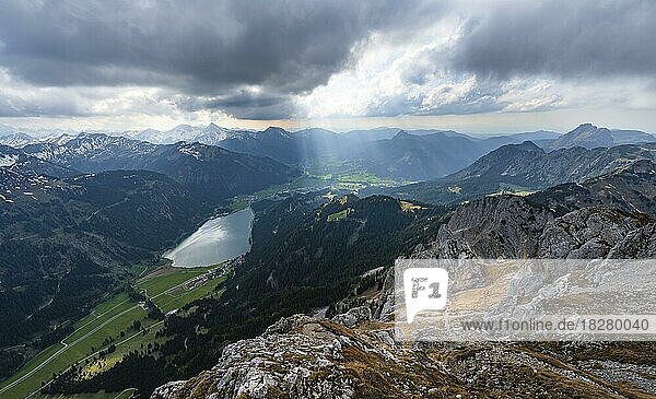 Haldensee und Tannheimer Berge  Allgäuer Alpen  Tirol  Österreich  Europa