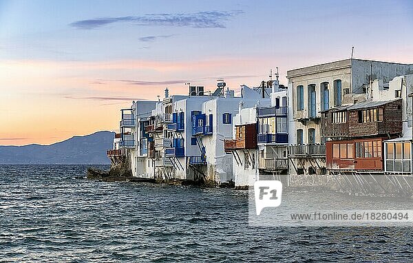 Weiße kykladische Häuser am Ufer  Little Venice  Klein Venedig bei Sonnenuntergang  Chora  Mykonos-Stadt  Mykonos  Kykladen  Ägäis  Griechenland  Europa