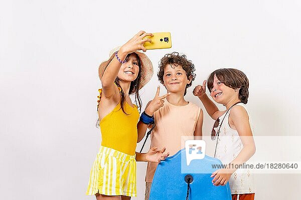 Kinder haben Spaß in den Sommerferien auf einem weißen Hintergrund  die ein Selfie