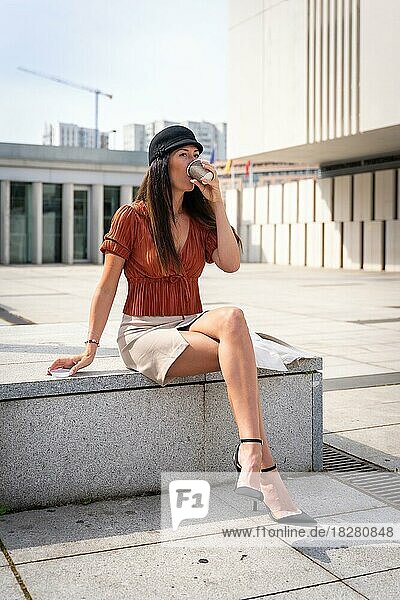 Porträt einer Geschäftsfrau vor dem Büro  die einen heißen Kaffee trinkt