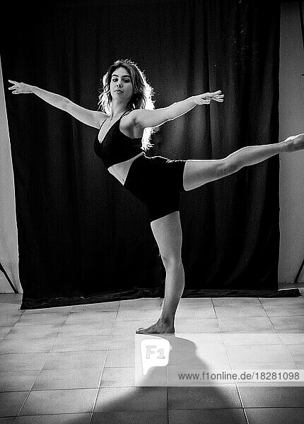 Junge Tänzerin im Studio Fotosession mit einem schwarzen Hintergrund  Ballett
