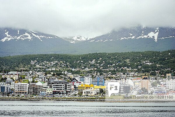 Blick auf die Stadt Ushuaia an einem bewölkten Tag vom Meer aus. Tierra del Fuego  Argentinien. Raum kopieren