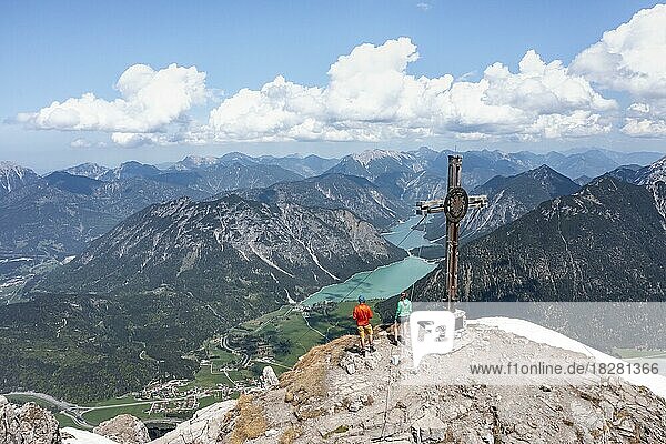 Zwei Wanderer am Gipfel  Luftaufnahme  Bergpanorama  Ausblick vom Thaneller auf den Plansee und östliche Lechtaler Alpen  Tirol  Österreich  Europa