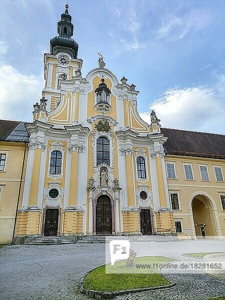 Der malerische Innenhof des 1129 gegründeten Klosters Rein  der ältesten Zisterzienserabtei der Welt  in Rein bei Graz  Steiermark  Österreich  Europa
