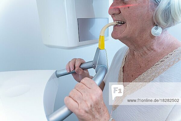 Zahnklinik  Detail einer älteren Frau im Röntgenraum  die eine Röntgenaufnahme macht