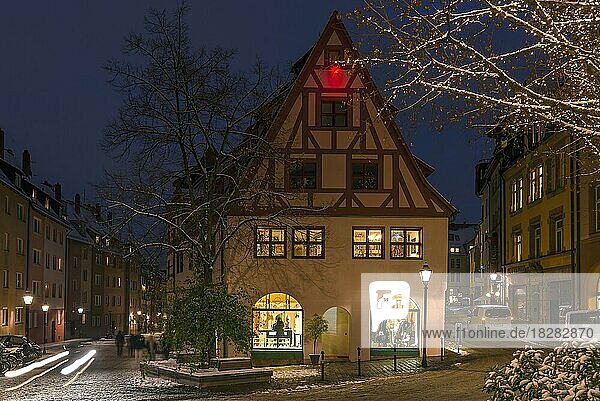 Historisches  ehemaliges Badehaus in abendlicher  weihnachtlicher Beleuchtung  Nürnberg  Mittelfranken  Bayern  Deutschland  Europa