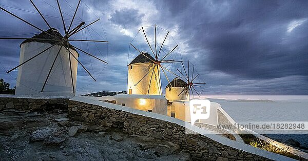 Beleuchtete Windmühlen  Kato Milli  bei Sonnenuntergang  dramatischer Wolkenhimmel  Mykonos-Stadt  Mykonos  Griechenland  Europa