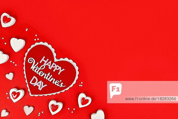 Valentine's Day flat lay mit Herz mit Text Happy Valentine's Day und Herz Ornamente auf rotem Hintergrund mit Kopie Raum