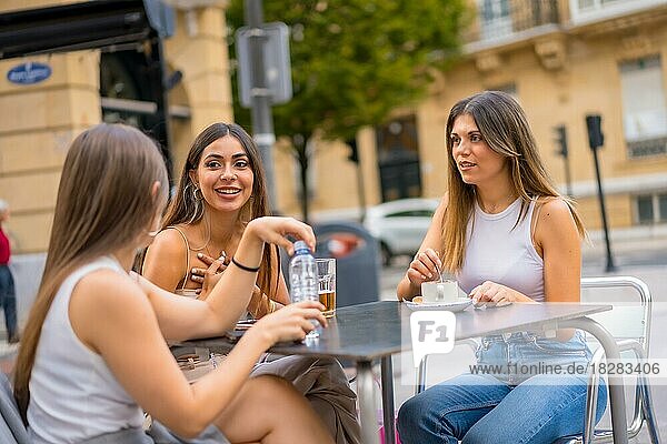 Freunde genießen einen Nachmittag auf der Terrasse einer Cafeteria