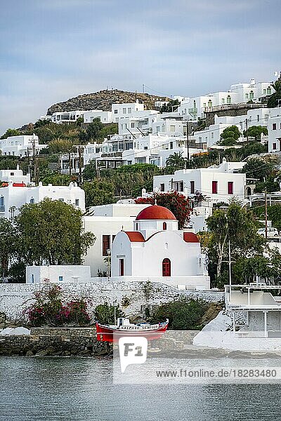 Griechisch orthodoxe Kirche am Meer  Heilige Kirche von Rodon und Amaranto  weiße kykladische Häuser an der Küste  Mykonos Stadt  Mykonos  Kykladen  Griechenland  Europa
