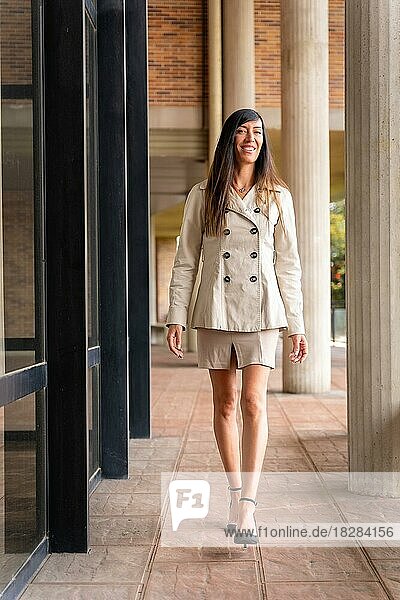 Porträt einer erwachsenen Geschäftsfrau  die lächelnd vor dem Büro steht