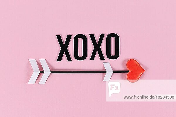 Valentinstag Liebe Pfeil und XOXO Text auf rosa Hintergrund