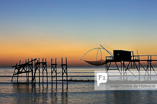 Traditionelle Carrelet-Fischerhütte mit Stellnetz am Strand bei Sonnenuntergang  Loire-Atlantique  Frankreich  Europa