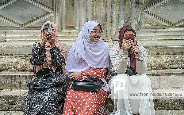 Junge Frauen  Mobiltelefone  Kairo  Ägypten  Afrika