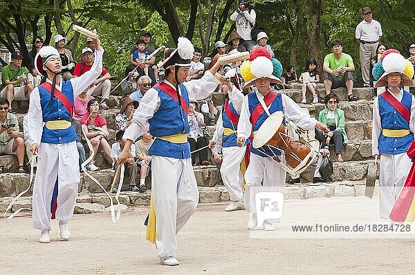 Mitglieder einer traditionellen Bauern-Tanzgruppe  Koreanisches Volksdorf  Suwon  Südkorea  Asien