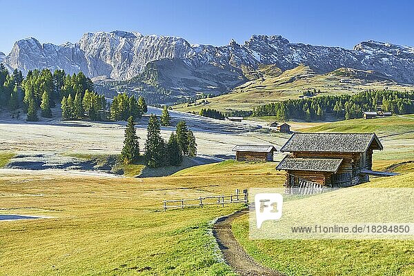 Almhütten im morgendlichen Frost  Dolomiten  Seiser Alm  Südtirol