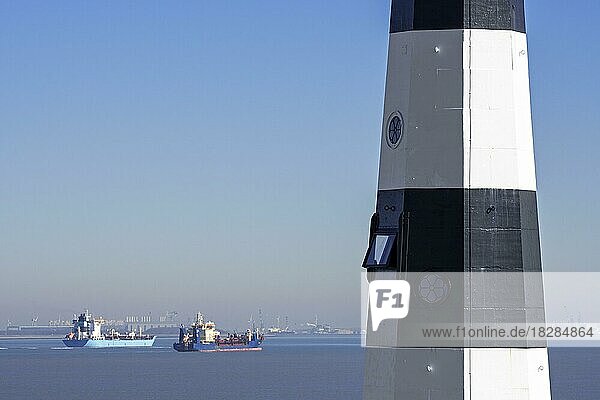 Leuchtturm Nieuwe Sluis bei Breskens und Containerschiff  Öltanker auf der Westerschelde vor dem Hafen von Vlissingen  Zeeland  Niederlande  Europa