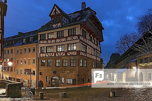 Historisches Dürerhaus am späten Abend  Nürnberg Mittelfranken  Bayern  Deutschland  Europa