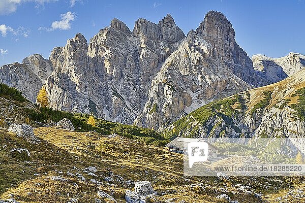 Almhütte mit Bergpanorama im Herbst  Schwabenalpenkopf  Langalm  Dolomiten  Italien  Europa