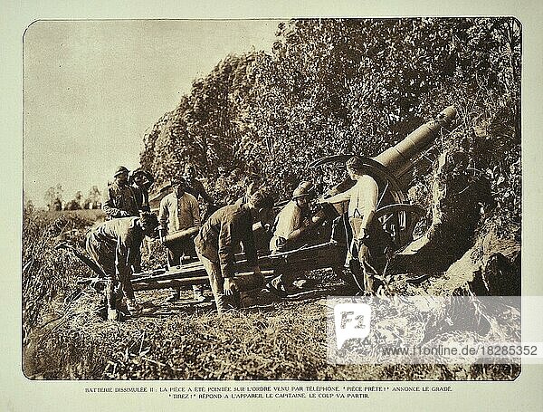 Artilleriesoldaten  die eine Kanonenbatterie hinter einem Tarnschirm in Richtung Schlachtfeld in Flandern während des Ersten Weltkriegs abfeuern  Belgien  Europa