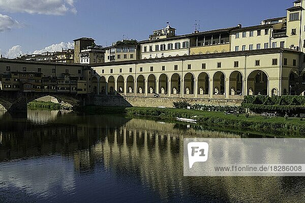 Ponte Vecchio  Alte Brücke  Fluss Arno  und Bögen  Florenz  Florenz  Toskana  Italien  Europa
