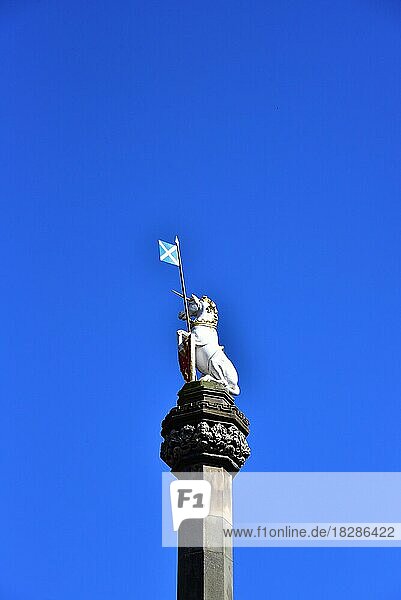 Das Mercat Cross  Marktkreuz  in Edinburgh  vor der St. Gilles-Kathedrale auf der Royal Mile  Schottland  Großbritannien  Europa