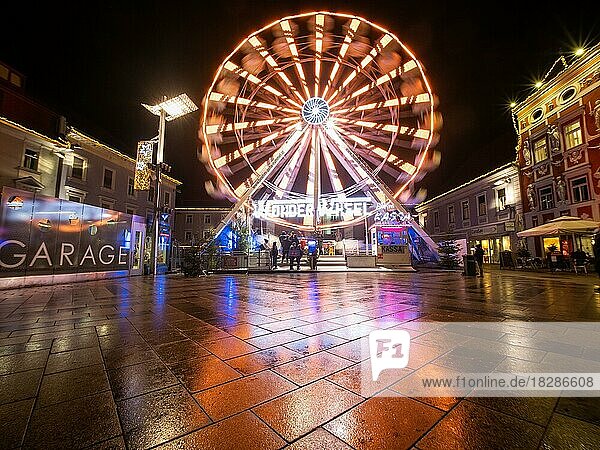 Illuminated Ferris wheel  Christmas market at the main square of Leoben  Leoben  Styria  Austria  Europe